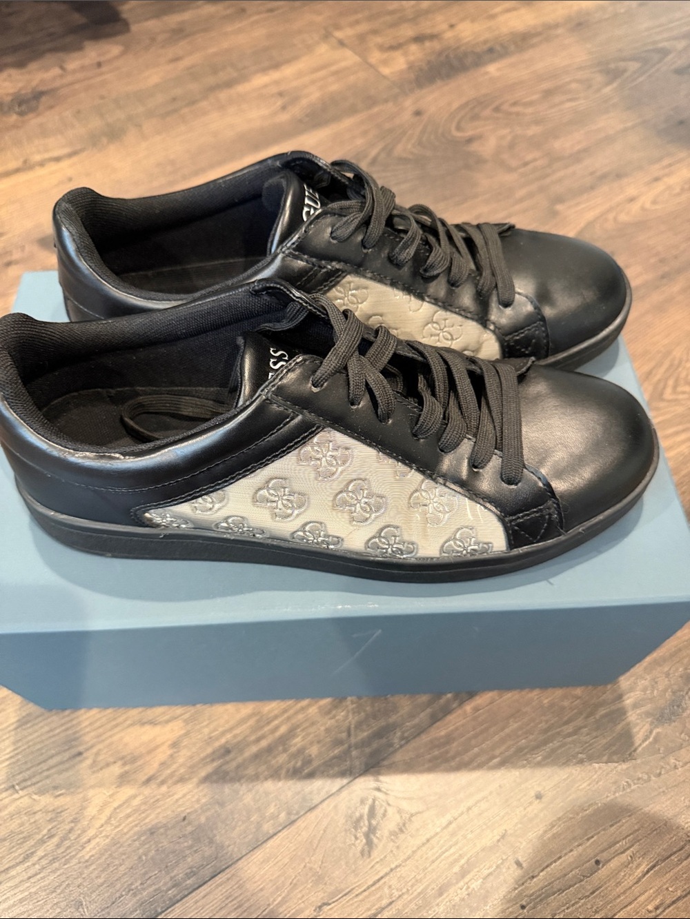 Guess Black Men’s Leddy Leather Sneakers with Gray Monogram Panels Size US 9.5 - Picture 2 of 4